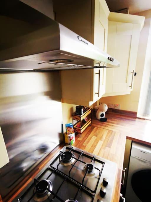 Entire 1 Bed Spacious Apartment, Private Balcony & Study Room Near City Whitehouse  外观 照片