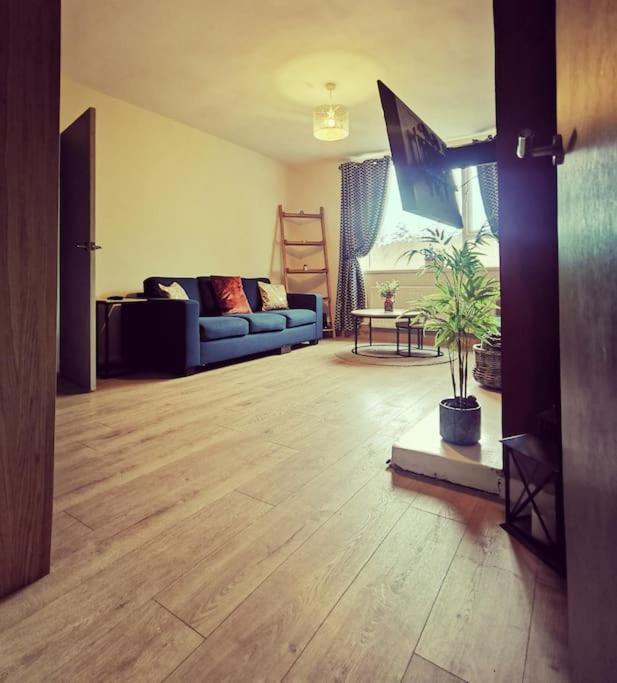 Entire 1 Bed Spacious Apartment, Private Balcony & Study Room Near City Whitehouse  外观 照片